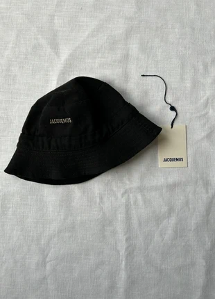 Zwarte Le Bob Gadjo | Jacquemus, merk: Jacquemus, staat: Heel goed, maat: 58, € 45,00, € 47,95 inclusief Kopersbescherming