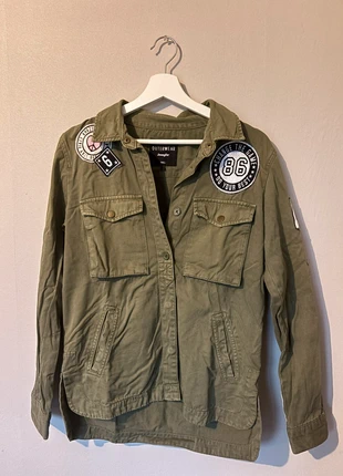 Veste kaki militaire Jennyfer à Patches, brand: Jennyfer, condizioni: Ottime, taglia: S / IT 40 / EU 36, €3.00, €3.85 include la Protezione acquisti