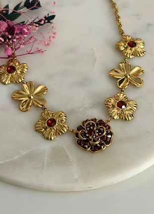 Collier doré médaillon formes fleurs avec strass rouges et perles marrons - Acier Inoxydable, marca: Boutique Parisienne, estado: Muy bueno, 25,00 €, 26,95 € Protección al comprador Pro incluida