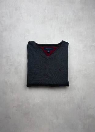 Pull Tommy Hilfiger – Col en V gris classique – Taille XL I SKU : 000342, brand: Tommy Hilfiger, condizioni: Ottime, taglia: XL, €18.00, €19.60 include la Protezione acquisti