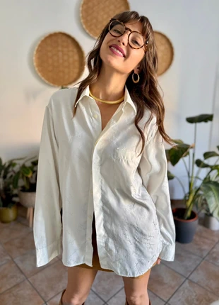 1970's vintage cream satin blouse with all over cream woven script, brand: Unique Vintage, condizioni: Ottime, taglia: M / IT 42 / EU 38, €15.00, €16.45 include la Protezione acquisti Pro