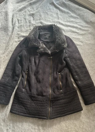 Manteau à fourrure guess vintage en très bon état taille M veste 44, marke: GUESS, zustand: Sehr gut, größe: M / 38 / 10, 60,00 €, 63,70 € inklusive Vinted-Käuferschutz
