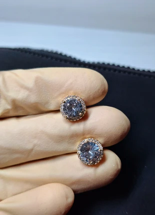 Orecchini lucenti con diamante rotondo e diamanti più piccoli intorno - 1 cm, marca: No Logo, estado: Novo com etiquetas, €9.90, €11.10 inclui Proteção do Comprador