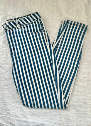 Blue & White Striped Jeans - Trendy & Chic!, marque: Stradivarius, état: Très bon état, taille: M / 38 / 10, 5,00 €, 5,95 € Protection acheteurs incluse