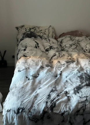 Parure de lit, marque: Urban Outfitters, état: Très bon état, taille: King Size (220-240 cm x 220-260 cm), 15,00 €, 16,45 € Protection acheteurs incluse