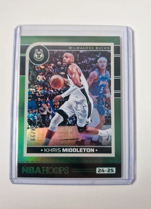 Khris Middleton #22 Green Hoops /99 2024-25 Panini NBA Hoops Milwaukee Bucks, marque: NBA, état: Très bon état, 3,50 €, 4,38 € Protection acheteurs incluse