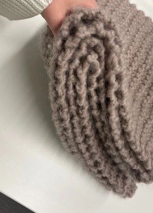 Beige handgebreide wollen sjaal, merk: Hand Knitted, staat: Heel goed, € 5,00, € 5,95 inclusief Kopersbescherming