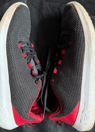 Baskets Under Armour rouges et noires, marque: Under Armour, état: Satisfaisant, taille: 43, 5,00 €, 5,95 € Protection acheteurs incluse