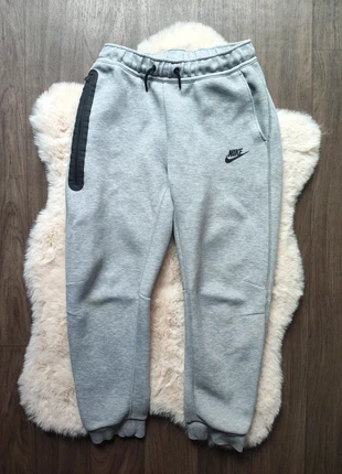 Jogging Nike Tech Fleece Gris - 12-13 ans - Authentique, marque: Nike, état: Bon état, taille: 12 ans / 152 cm, 25,00 €, 26,95 € Protection acheteurs incluse