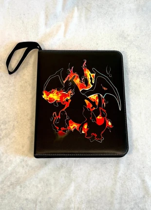 Classeur rigide zippé – 900 emplacements – Design Dracaufeu - pour collection cartes Pokémon, état: Comme neuf, 18,00 €, 19,60 € Protection acheteurs (Pro) incluse