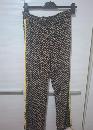 Pantalon fluide marque stradivarius taille 36 S noir jaune blanc tres bonne etat, marque: Stradivarius, état: Très bon état, taille: S / 36 / 8, 1,00 €, 1,75 € Protection acheteurs incluse