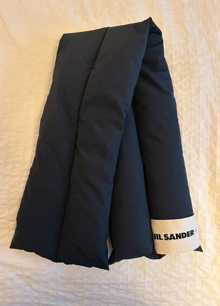 Jil Sander unworn dark blue puffer pillow scarf, merk: Jil Sander, staat: Nieuw zonder prijskaartje, € 200,00, € 210,70 inclusief Kopersbescherming