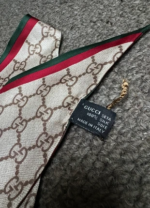Foulard Gucci en soie – logo doré, marque: Gucci, état: Neuf sans étiquette, 110,00 €, 116,20 € Protection acheteurs incluse