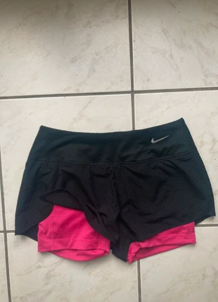 Short running Nike taille XS couleur noir rose, marke: Nike, zustand: Sehr gut, größe: XS / 34 / 6, 17,00 €, 18,55 € beinhaltet Vinted-Käuferschutz Pro