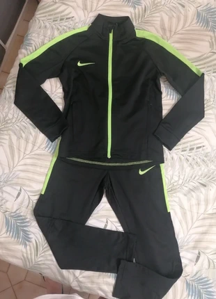 Completo Tuta NIKE, marque: Nike, état: Neuf sans étiquette, taille: 8 ans / 128 cm, 37,00 €, 39,55 € Protection acheteurs incluse