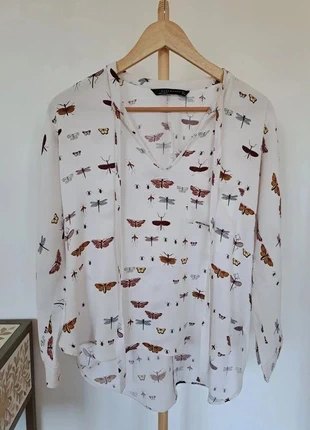 Camicia con cravatta Zara Woman taglia L EU con stampa farfalle e libellule, marque: Zara, état: Neuf sans étiquette, taille: L / 40 / 12, 3,00 €, 3,85 € Protection acheteurs incluse