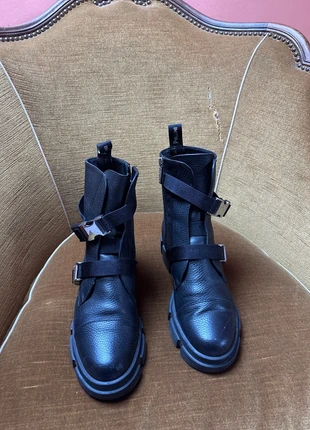 Anfibi neri in pelle Pollini con scatola, merk: Pollini, staat: Heel goed, maat: 38, € 50,00, € 53,20 inclusief Kopersbescherming