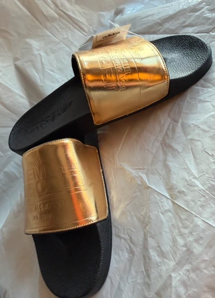 Adidas x Jeremy Scott JS Adilette Plaque B26031 Size 48 1/2, merk: adidas x Jeremy Scott, staat: Heel goed, maat: 48.5, € 39,00, € 41,65 inclusief Kopersbescherming