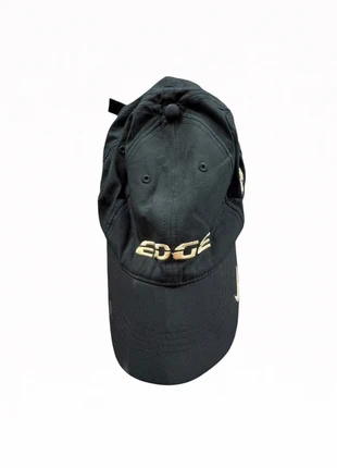 Nike “Edge” cappellino nero vintage con ricami dorati e logo laterale – regolabile, stile streetwear, marke: Nike, zustand: Gut, größe: Einheitsgröße, 5,00 €, 5,95 € inklusive Vinted-Käuferschutz