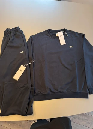 Alo Yoga Accolade tracksuit, merk: Alo Yoga, staat: Nieuw met prijskaartje, maat: M, € 185,00, € 194,95 inclusief Kopersbescherming