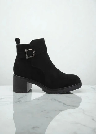 Petite paire de bottines noires, taille 37, marque: boutique, état: Très bon état, taille: 37, 42,00 €, 44,80 € Protection acheteurs incluse