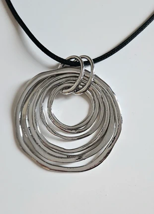 Zwarte ketting met zilverkleurige losse circels, staat: Heel goed, € 6,00, € 7,00 inclusief Kopersbescherming
