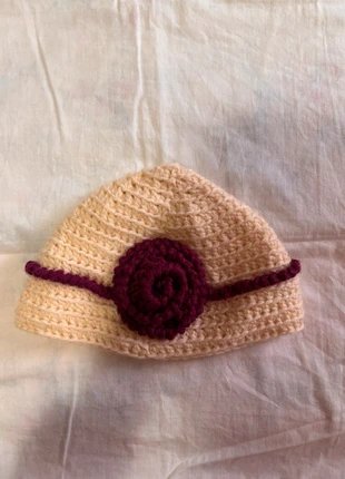 Cappellino bianco fatto a mano con rosa viola – unico e romantico, brand: Vintage Dressing, condizioni: Nuovo senza cartellino, taglia: 5-8 anni, 54 cm, €18.00, €19.60 include la Protezione acquisti