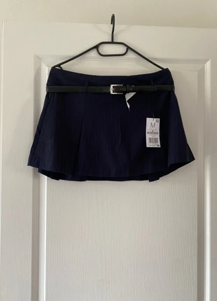 Jupe short marine avec rayures taille M mais convient à un S avec ceinture neuf, brand: Stradivarius, condition: New with tags, size: S / 36 / 8, €18.00, €19.60 includes Buyer Protection