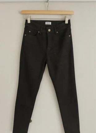 Pantaloni neri elasticizzati LIU·JO, marque: Liu Jo, état: Très bon état, taille: M / 38 / 10, 20,00 €, 21,70 € Protection acheteurs incluse
