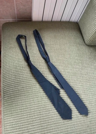 Duas gravatas pretas, staat: Heel goed, € 4,00, € 4,90 inclusief Kopersbescherming