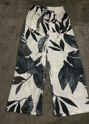 Geblümte Palazzo-/Sommerhose – Weiß/Schwarz – Größe L, marque: Sonstiges, état: Très bon état, taille: L / 40 / 12, 9,00 €, 10,15 € Protection acheteurs incluse