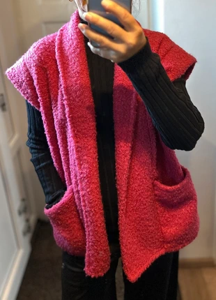 Zacht fuchsia bouclé hesje – warm, vrouwelijk & uniek!, marque: Made In Italy, état: Très bon état, taille: Taille unique, 14,95 €, 16,40 € Protection acheteurs incluse