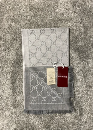 Écharpe Gucci à motif jacquard GG réversible en laine - Grise, marque: Gucci, état: Très bon état, 220,00 €, 231,70 € Protection acheteurs incluse