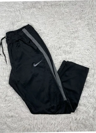 Jogging Nike noir logo gris brodé, merk: Nike, staat: Heel goed, maat: L, € 17,90, € 19,50 inclusief Kopersbescherming