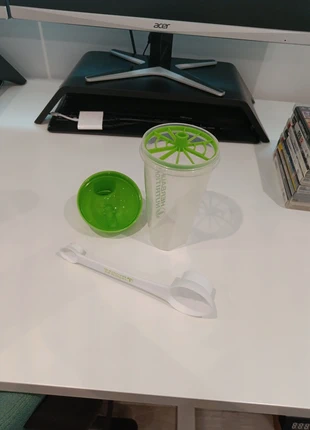 Shaker Herbalife Nutrition + Cuillère doseuse, marque: Herbalife, état: Neuf sans étiquette, 15,00 €, 16,45 € Protection acheteurs incluse