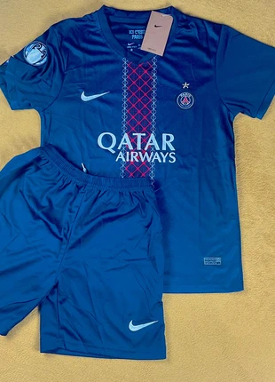 Maillot + short PSG enfant domicile taille 24, état: Neuf sans étiquette, taille: 9 ans / 134 cm, 25,00 €, 26,95 € Protection acheteurs incluse