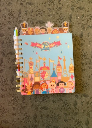 Carnet relié it’s a small world !, marke: Disneyland Paris, zustand: Neu, 15,00 €, 16,45 € inklusive Vinted-Käuferschutz