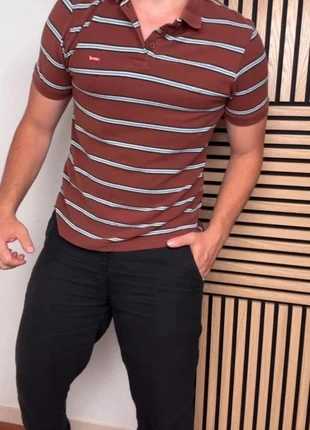 Polo Levi’s rayé | Marron à rayures grises et blanches | Logo brodé rouge | Taille M | 100% coton, brand: Levi's, condizioni: Ottime, taglia: M, €22.00, €23.80 include la Protezione acquisti Pro