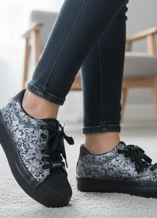 Sneakers Guru grigio e nere con stampa floreale, marke: Guru, zustand: Sehr gut, größe: 37, 10,00 €, 11,20 € inklusive Vinted-Käuferschutz