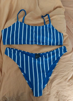 H&M Blue & White Striped Bikini Set, brand: H&M, condizioni: Ottime, taglia: XL / IT 46 / EU 42, €8.00, €9.10 include la Protezione acquisti