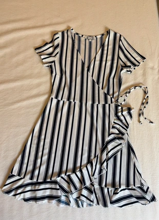 Robe portefeuille rayée Jennyfer – Taille S – Effet cache-cœur & volants, merk: Jennyfer, staat: Nieuw zonder prijskaartje, maat: S / 36 / 8, € 14,00, € 15,40 inclusief Kopersbescherming