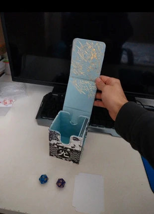 Vendo deck box per yugioh con decorazione Blue eyes, merk: Yu-Gi-Oh!, staat: Nieuw met prijskaartje, € 25,00, € 26,95 inclusief Kopersbescherming