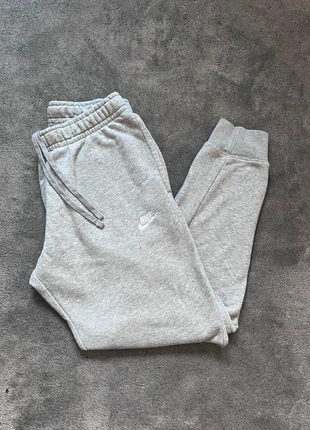 Jogging Nike sportswear gris, marke: Nike, zustand: Sehr gut, größe: S, 18,00 €, 19,60 € inklusive Vinted-Käuferschutz