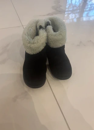 Ugg enfant noir en cuir, marque: UGG, état: Très bon état, taille: 28, 25,00 €, 26,95 € Protection acheteurs incluse