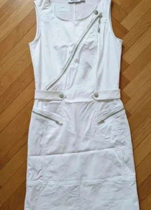 Jean Moschino, robe fourreau blanche avec zip et épingle de sûreté griffée taille 36 /Sandrine 2, merk: Moschino Jeans, staat: Heel goed, maat: S / 36 / 8, € 38,00, € 40,60 inclusief Kopersbescherming Pro