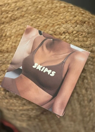 Sujetador Skims ,color beige, merk: SKIMS, staat: Nieuw zonder prijskaartje, maat: L, € 15,00, € 16,45 inclusief Kopersbescherming