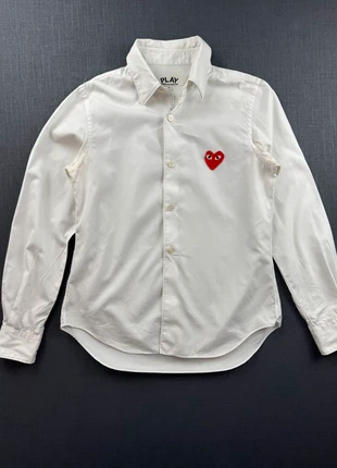 Chemise blanche femme Comme des Garçons Play avec cœur rouge brodé – logo emblématique CDG, marque: Comme des Garçons, état: Très bon état, taille: S / 36 / 8, 45,00 €, 47,95 € Protection acheteurs incluse