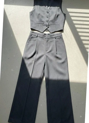 Ensemble gris avec gilet sans manches et pantalon large, brand: GrayHaunt, condizioni: Ottime, taglia: M / IT 42 / EU 38, €74.99, €79.44 include la Protezione acquisti