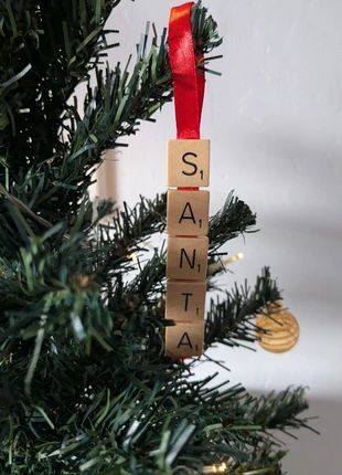 'Santa' rode kerst hanger van Scrabble letters, merk: Handgemaakt, staat: Nieuw zonder prijskaartje, € 1,50, € 2,28 inclusief Kopersbescherming