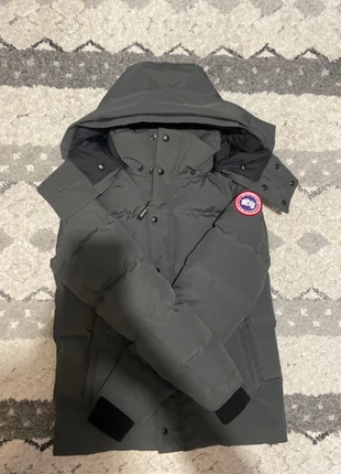 Doudoune Canada Goose Whyndam Parka Grise, marque: Canada Goose, état: Très bon état, taille: S, 750,00 €, 788,20 € Protection acheteurs incluse